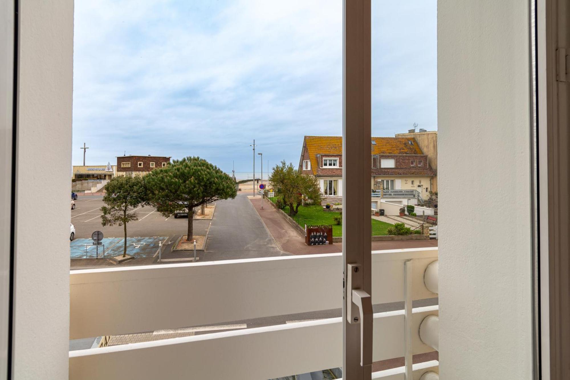 Hotel De La Plage Courseulles-sur-Mer Exterior photo